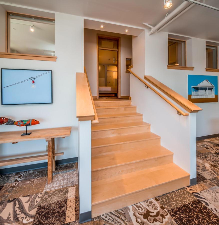 Island At 123 West 3*