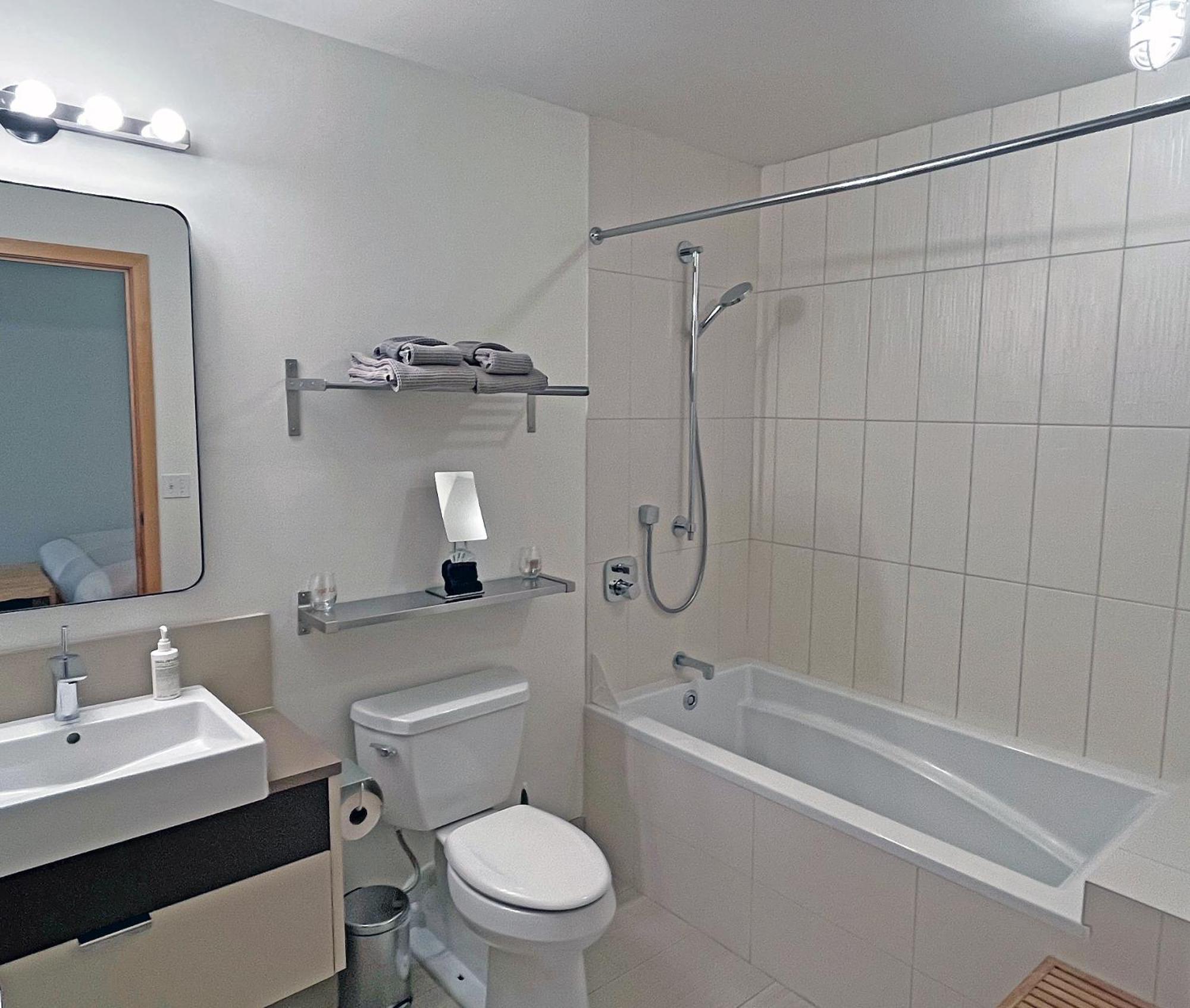 Hotel Island At 123 West 3*