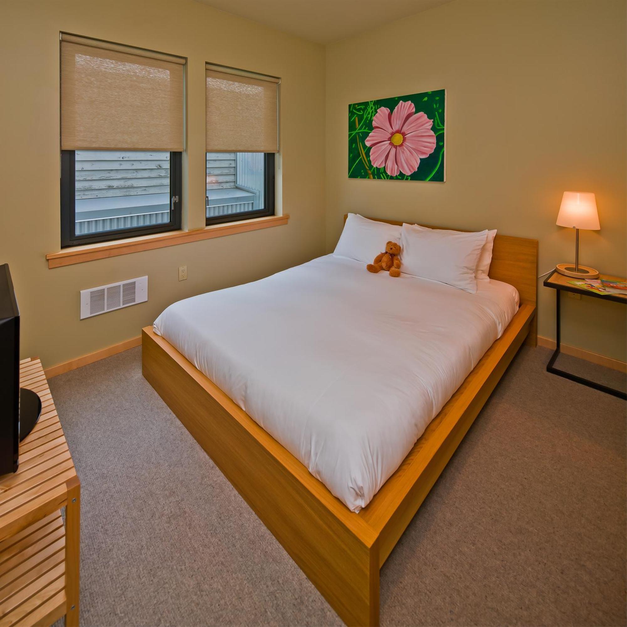 Island At 123 West 3*