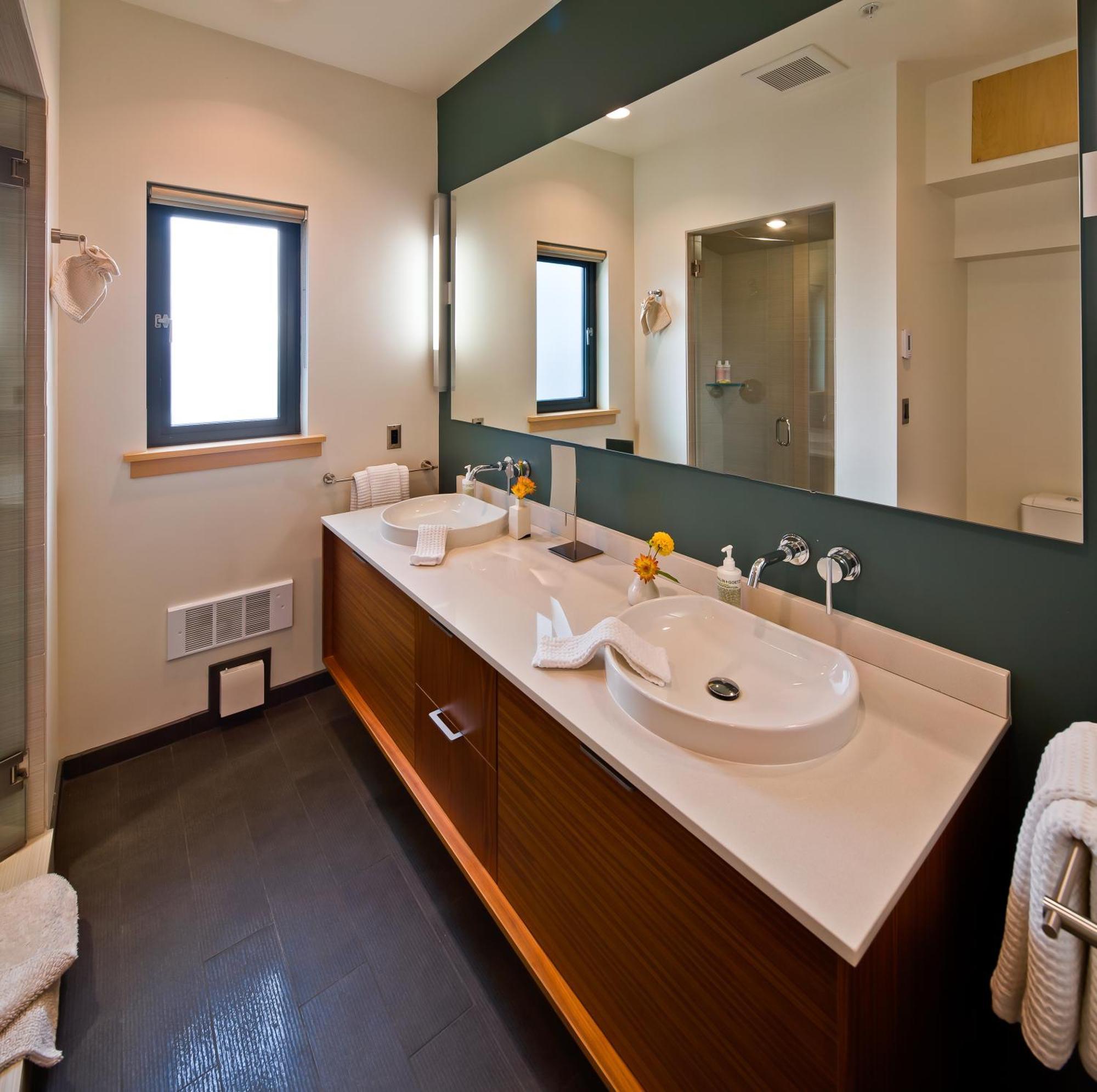 Island At 123 West Hotel 3*