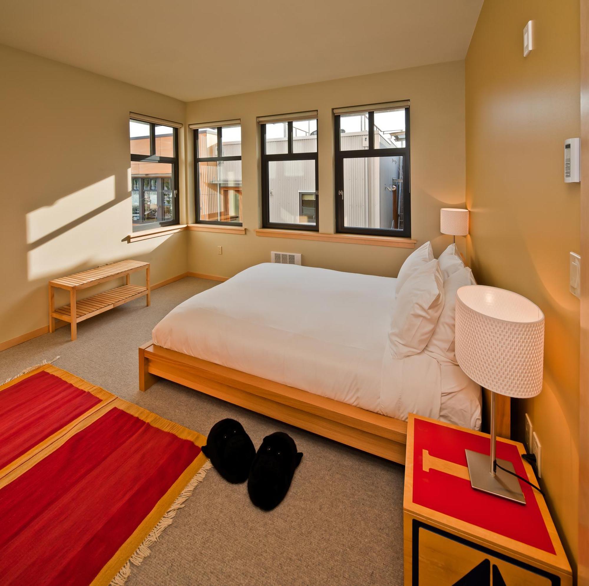 Island At 123 West