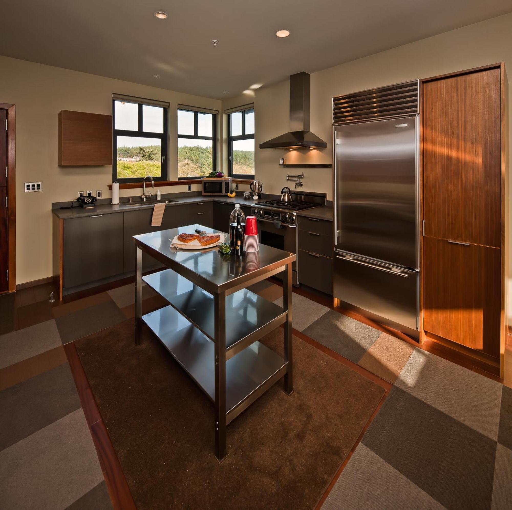 Hotel Island At 123 West 3*