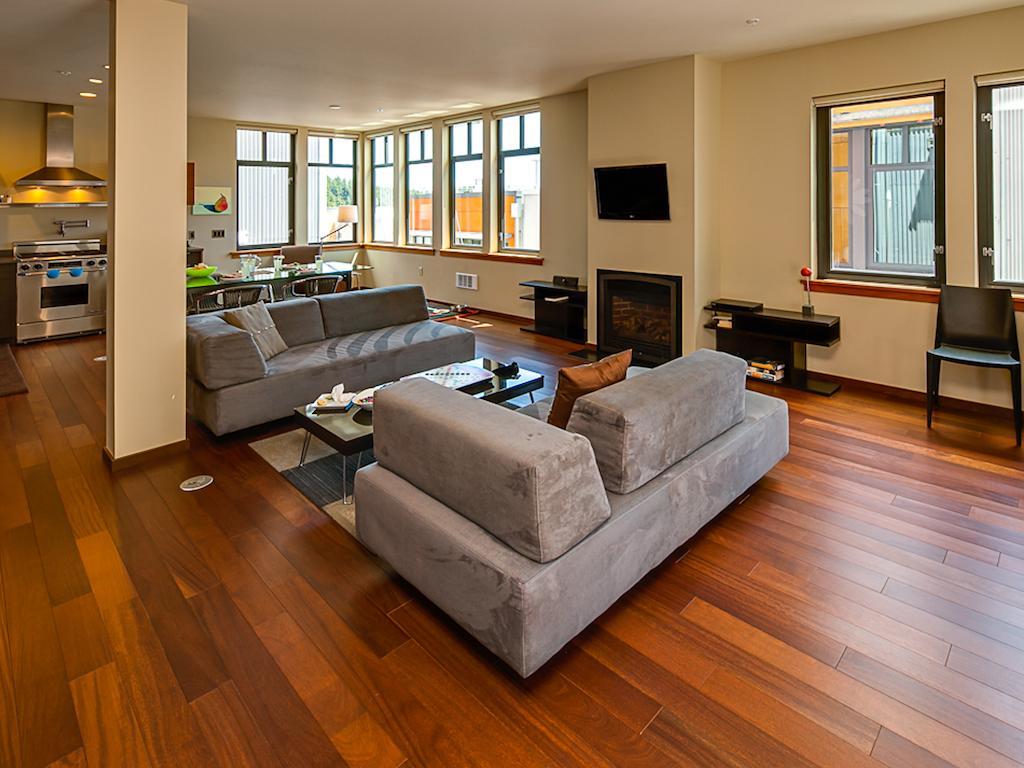 Island At 123 West
