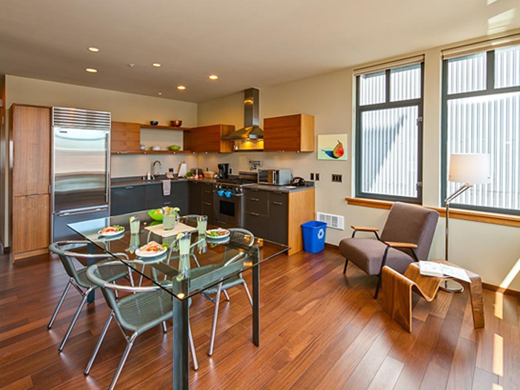 Island At 123 West