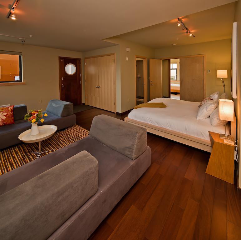 Island At 123 West