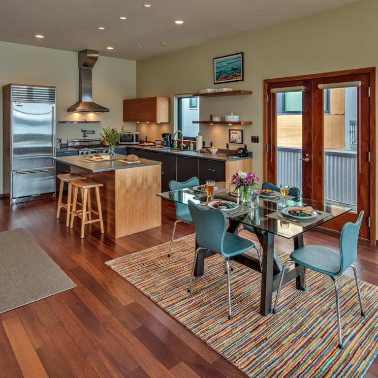 Island At 123 West 3*