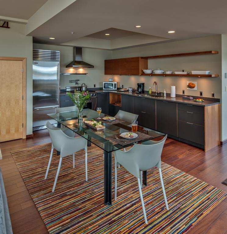 Island At 123 West 3*