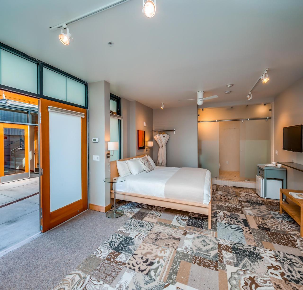Hotel Island At 123 West 3*